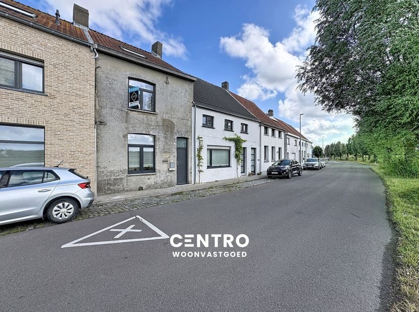 Charmant gelegen woning met 2 à 3 slpks te Lissewege!<br />
<br />
INDELING:<br />
Gelijkvloers:<br />
Inkomhal - living (met veel inbouwkasten) en KW