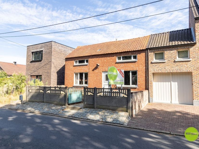 Compacte halfopen renovatiewoning met 2 slaapkamers en tuin<br />
<br />
Op zoek naar een compact renovatieproject dat je volledig naar eigen smaak