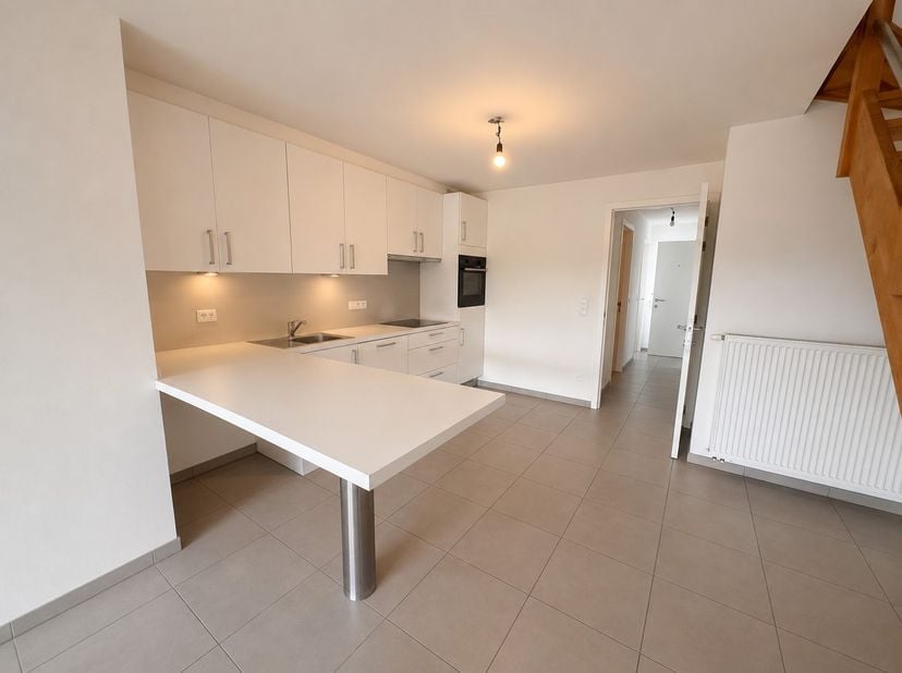 Bent u op zoek naar een instapklaar appartement met een ruime indeling, veel lichtinval en een uitstekende energiescore? Dan is dit verzorgde duplex a