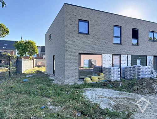                                         Maison à louer à Proven, € 925

