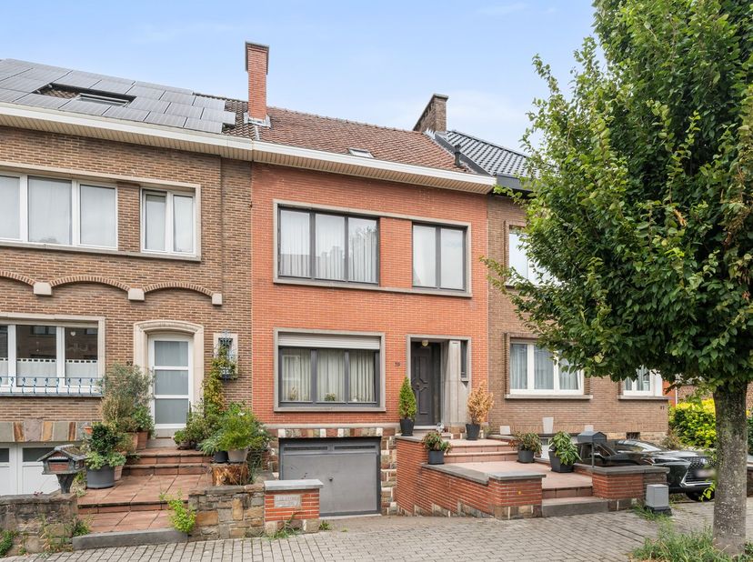Immo Groot Leeuw stelt u deze ruime woning voor, gelegen in Sint-Pieters-Leeuw.<br />
De woning omvat op het gelijkvloers een ruime woon- en eetkamer,