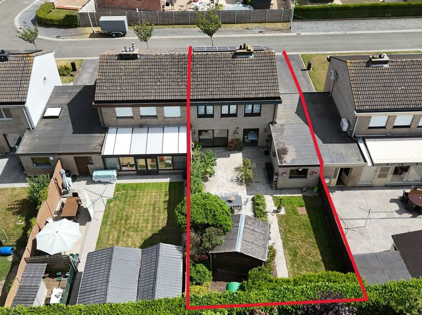 In de Eikenlaan, in Handzame (Kortemark) treffen we deze instapklare half-open gezinswoning op een uiterst rustige locatie, op 288 m².<br />
Bij het b