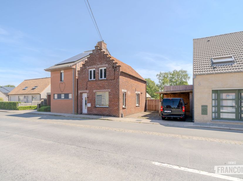 In het rustige Bovekerke, een deelgemeente van Koekelare, bevindt zich deze smaakvol gerenoveerde woning op een perceel van 623 m² met een zonnige tui