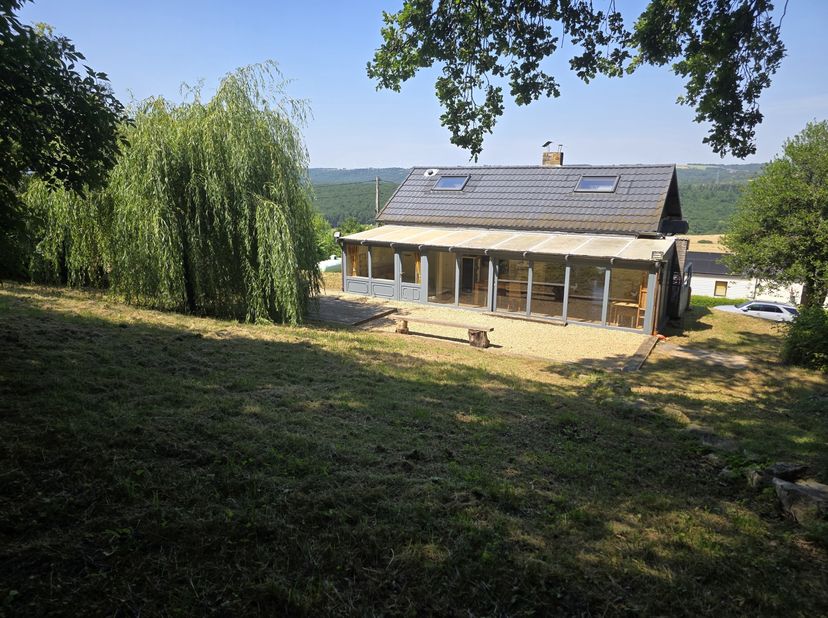 Rustig gelegen in een groene omgeving, biedt deze aangename woning een prachtig vrij uitzicht over de omliggende velden. De woning is onmiddellijk bew