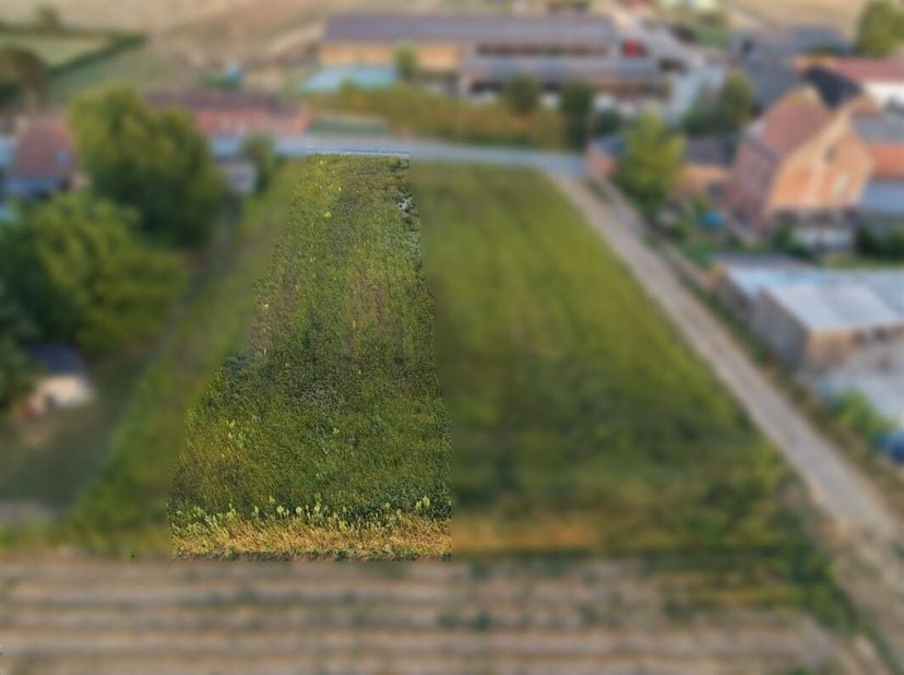 Terrain dune contenance de 12 ares 24 centiares situé en zone dhabitat à caractère rural, au centre du village de Baugnies.<br />
Libre doccupation, s