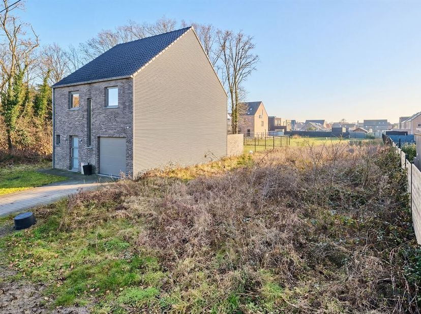 Ce terrain à bâtir pour un développement semi-détaché est situé au calme et dispose d'une largeur de rue de près de 12 mètres<br />
Avec un jardin ori