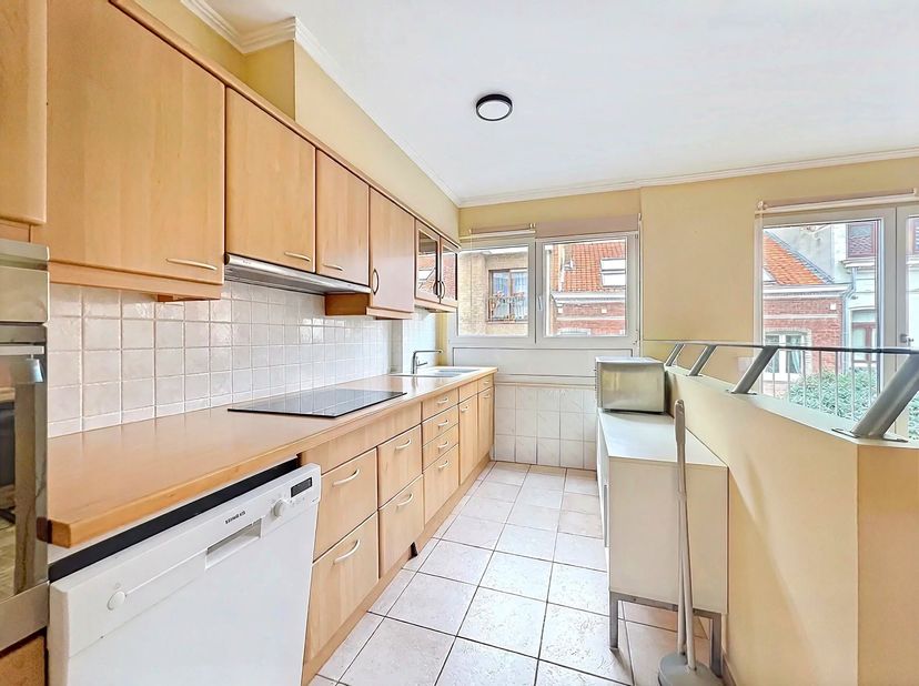 Gepresenteerd door Carla Rodriguez : 0494 07 97 54 / carla.rodriguez@victoire.be<br />
Victoire Junot biedt u dit lichte gemeubileerde appartement aan