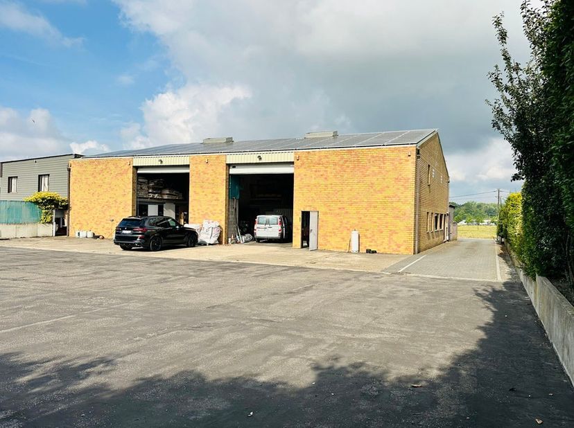 Ruim magazijn met kantoren met veel potentieel te Kuringen.<br />
<br />
Dit vergund pand heeft maar liefst een oppervlakte van +/- 490m²(volgens EPC)