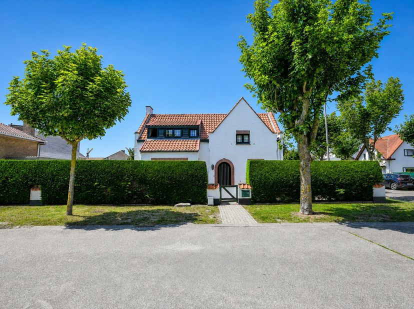 Deze charmante villa is rustig gelegen in de Coppieterestraat te Wenduine en combineert een authentieke uitstraling met aangename leefruimtes, veel na