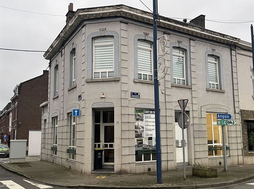 Espace commercial pouvant également servir de bureau, idéalement situé à Amay dans un quartier proche du centre ville.<br />
En contact direct avec l