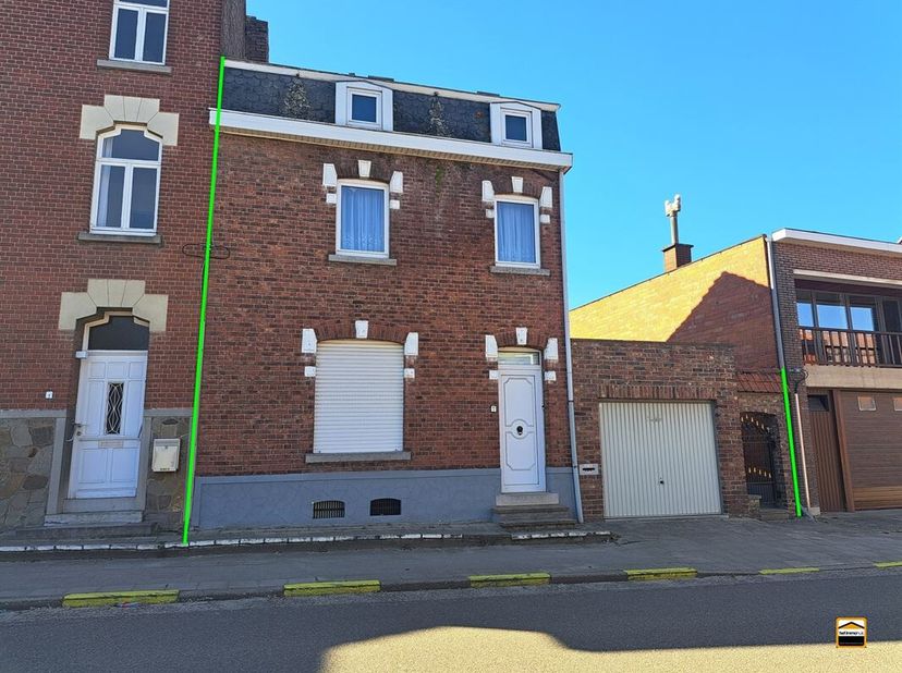 Te renoveren halfopen bebouwing met garage in het hart van Borgloon<br />
Op zoek naar een woning die je volledig naar eigen smaak kan inrichten? <br