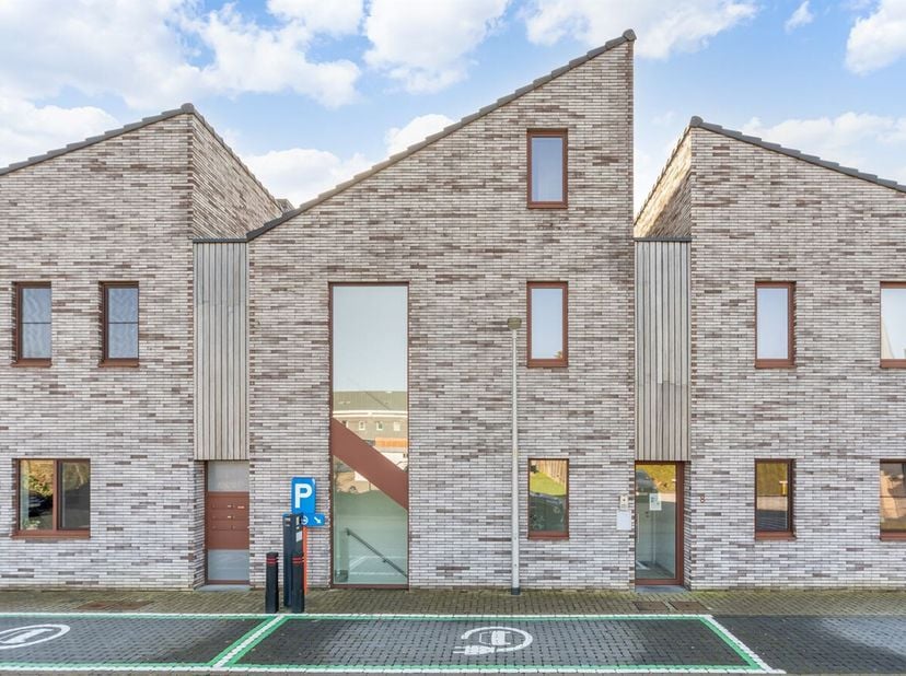 Gelegen net buiten het centrum van Heusden-Zolder vinden we dit instapklare duplex appartement terug in de rustige Residentie Verde, op het adres Moll