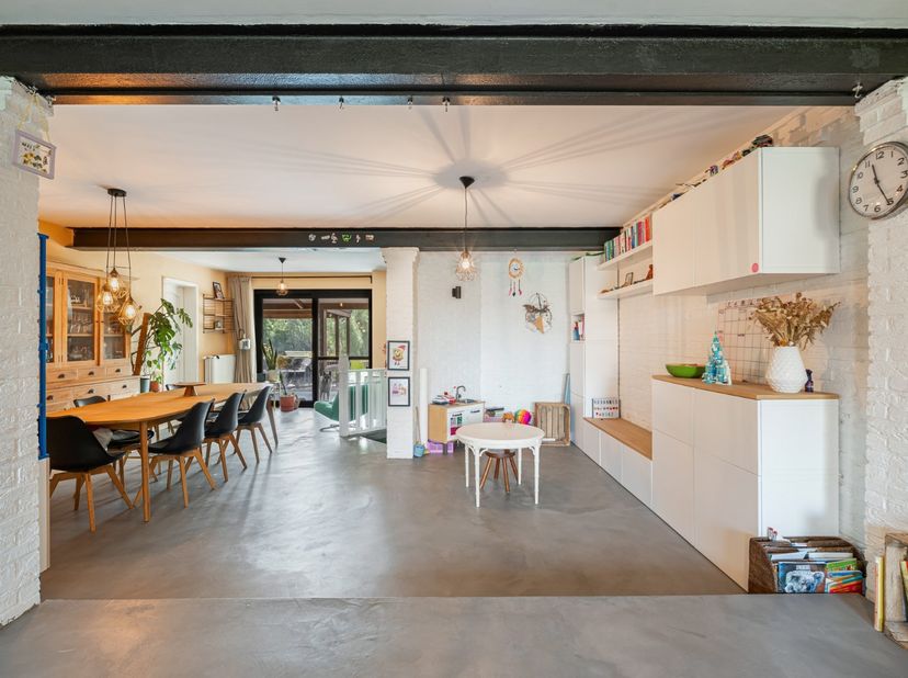 Deze zeer ruime en instapklare woning is afgewerkt met hoogwaardige materialen en voorzien van hedendaags comfort. Het is ideaal gelegen op 10 min fie