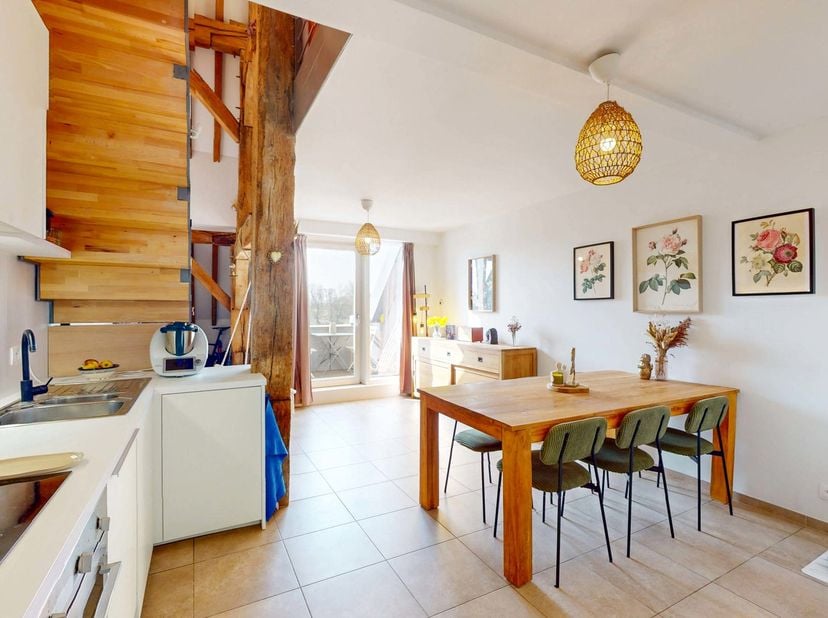 CONTACT : Quentin 0473 83 59 95 - quentin@bytheway.be - By The Way vous propose ce magnifique triplex 2 chambres de ±83m² situé au 2ᵉ étage d’une ferm