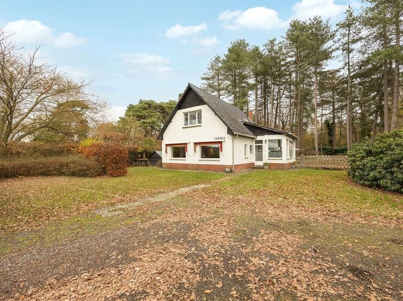 Karaktervol landhuis op een ruim perceel van 2.760 m². De woning onderging in 2022 een grondige renovatie, waarbij een volledig nieuwe keuken met hoog