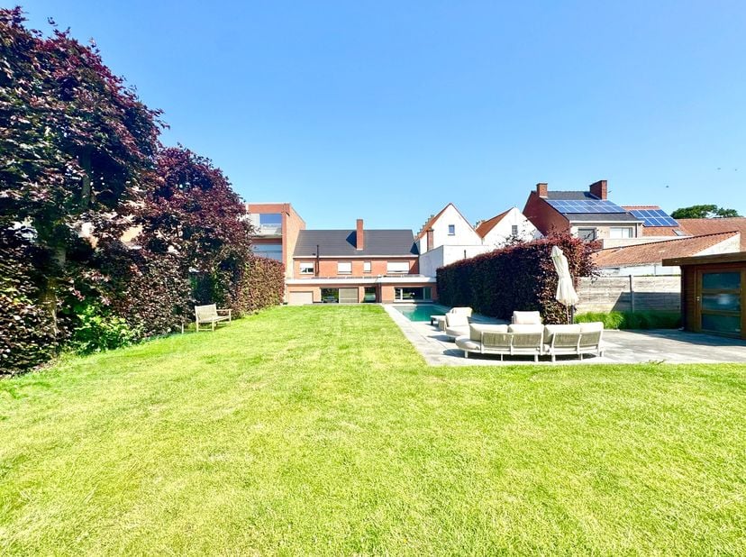ENERGIEZUINIGE WONING MET POLYVALENTE / COMMERCIELE RUIMTE | 5 KAMERS | DUBBELE GARAGE | TUIN | ZWEMBAD | 1.055 M²<br />
Deze bredegevelwoning, type v