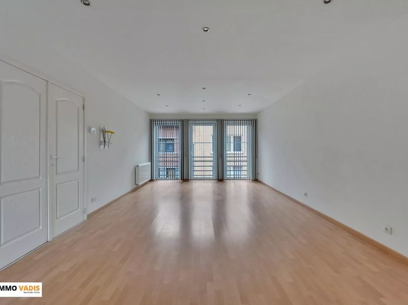 Dit instapklaar duplex appartement met een ruime en praktische indeling ligt in een rustige straat in Riemst.<br />
Via de inkomhal met apart gastento