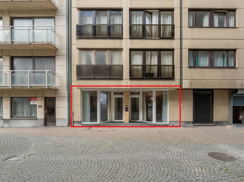De Panne: Ruim en instapklaar gelijkvloers appartement op 50 meter van de zeedijk! Op zoek naar ruimte, comfort én een topligging aan zee? Dit uitzond