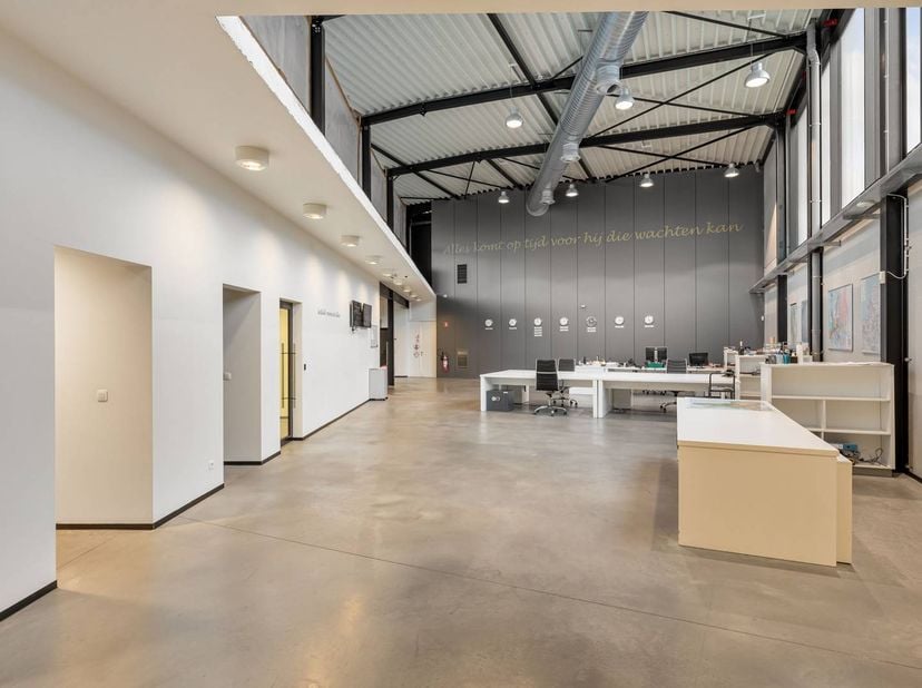 Découvrez ce bâtiment commercial moderne et économe en énergie datant de 2013, stratégiquement situé dans une zone industrielle et PME de Genk, à deux