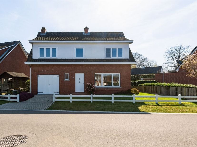 Zeer goed onderhouden woning met 4 slpks. op ca 323 m² grond.  Gelegen in een zeer kindvriendelijke omgeving, nabij het gemeentepark en op loopafstand
