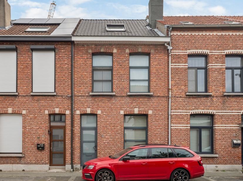 Deze charmante is gelegen in een rustige en aangename woonstraat, op korte afstand van het centrum van Schoten, geniet u hier van een uitstekende comb