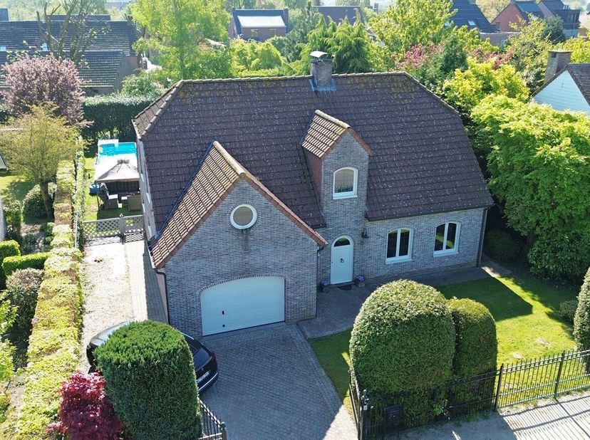 Ruime villa met 4 slaapkamers en inpandige garage, op een mooi perceel van ca. 712m²<br />
Deze villa is rustig en centraal gelegen in Essen, vlot ber