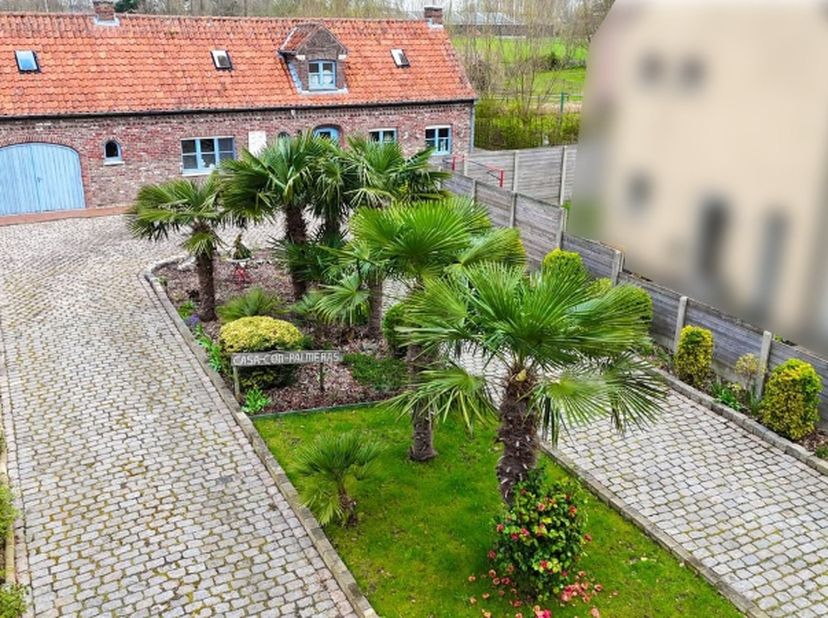 <br />
In de Hallendreef in Maldegem bevindt zich deze woning op een ruim perceel van maar liefst 5.175 m². De eigendom combineert wonen met veel buit