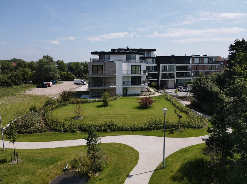 Residentie Estée is gelegen aan de Noorweegse Kaai in Brugge, vlakbij de Dampoort met prachtig zicht op de Damse Vaart.<br />
De historische Brugse bi