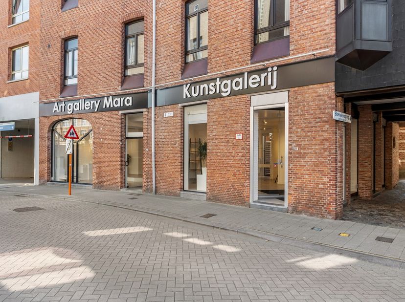 Dit ruime en lichtrijke pand op de gelijkvloerse verdieping van een appartementsgebouw is gelegen op een drukke commerciële locatie in het bruisende h