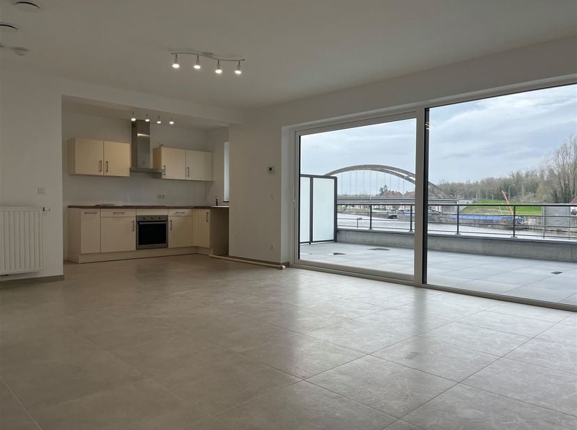 Magnifique appartement neuf avec grande terrasse avec vue sur l'Escaut, proche des commerces et axes autoroutiers.<br />
<br />
Le bien situé au rez