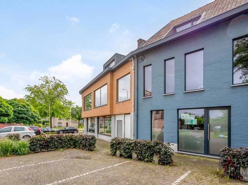 Gerenoveerd kantoor ca. 60m² in bedrijfspand op top locatie!<br />
<br />
Deze gelijkvloerse kantoorruimte bevindt zich in een ruim kantoorgebouw gele