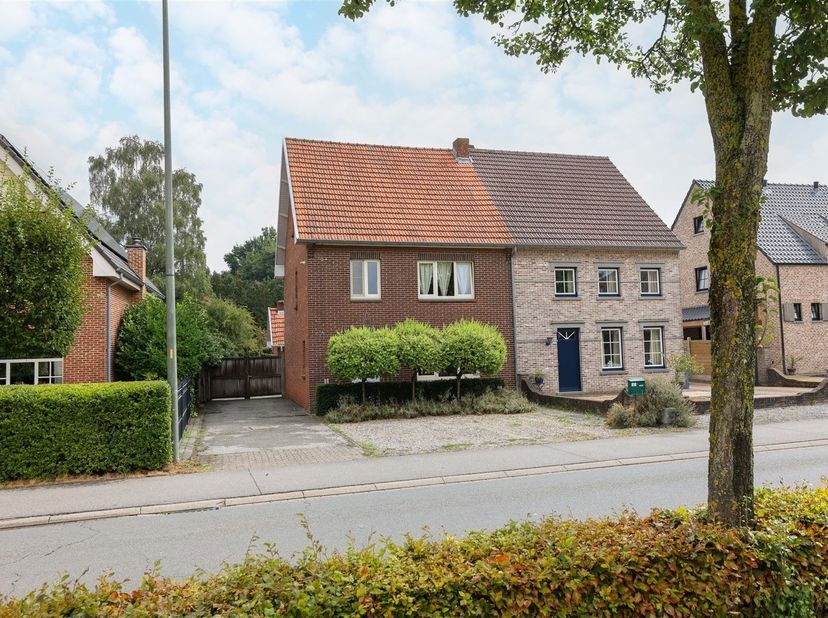 Tijdloze gerenoveerde gezinswoning met 2 slaapkamers (mogelijkheid tot uitbreiding) en ruime tuin op zonnig perceel <br />
<br />
Omgeving:<br />
+