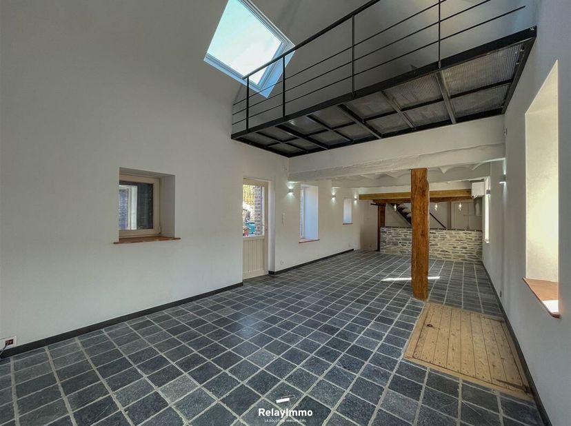 Mooi traditioneel huis in natuursteen met 84 m2 woonoppervlak, twee slaapkamers, bijgebouw en terras.<br />
Ruime, lichte woonkamer van 44 m2 bestaand
