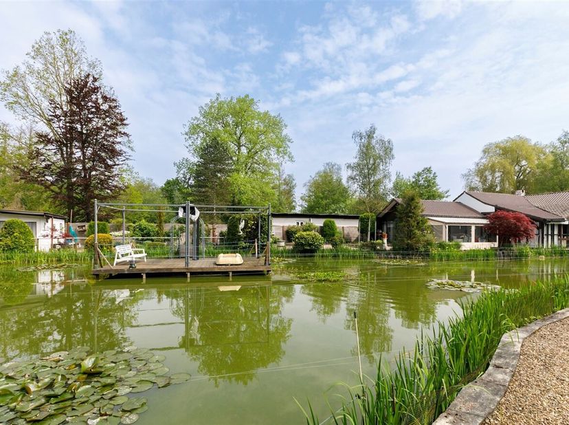 Rustig gelegen instapklare vakantiewoning op ca 17are<br />
Vakantie in eigen tuin op dit prachtig perceel met grote vijver. <br />
De vakantiewoning