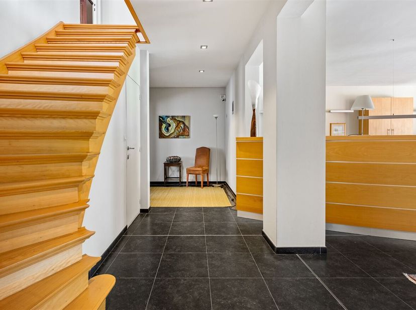 Ruime woning met 3 slaapkamers op 1.095 m²<br />
Thans vergund als kantoorgebouw, mogelijkheid tot omvormen naar woning mits functiewijziging.<br />
L