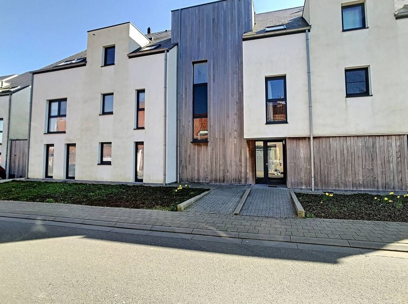 Recent appartement met 2 slaapkamers, terras en private autostaanplaats in een rustige buurt in centrum Poperinge. Beschikbaar vanaf 1/7/2025.<br />
<