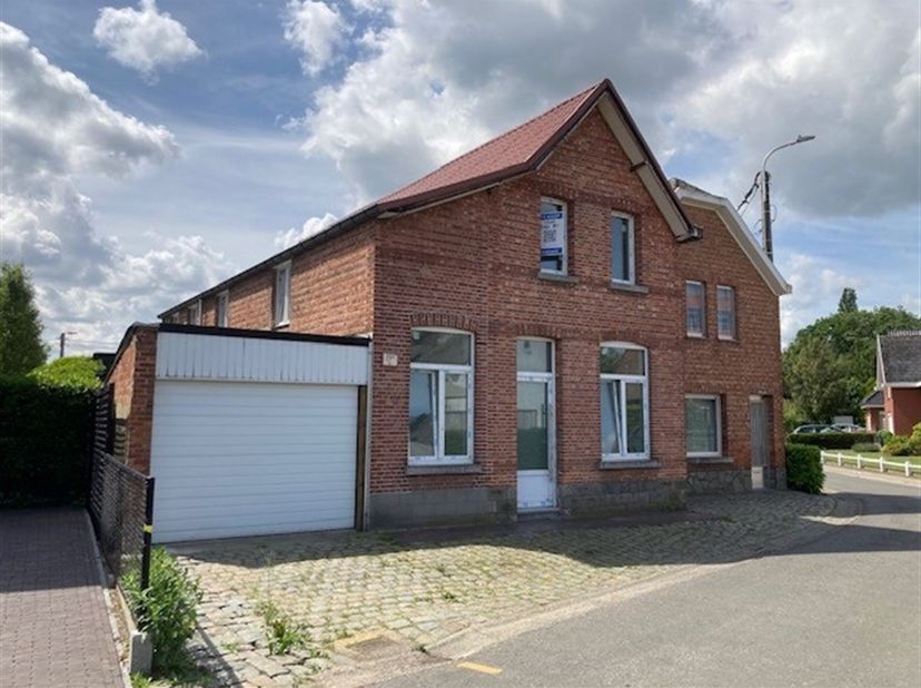 Woning met inpandige garage te centrum Putte. <br />
<br />
<br />
De woning is gelegen in de Daliastraat 7 te Putte, in een aangename en rustige w