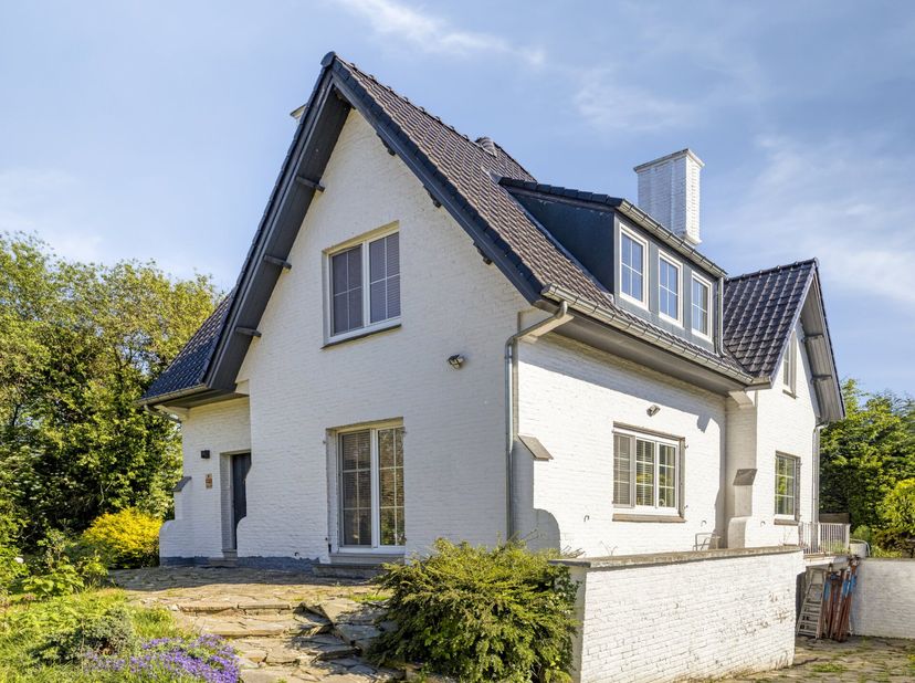 Stijlvolle, instapklare villa op een toplocatie in een doodlopende straat, vlakbij scholen, centrum en openbaar vervoer. Deze charmante woning werd in