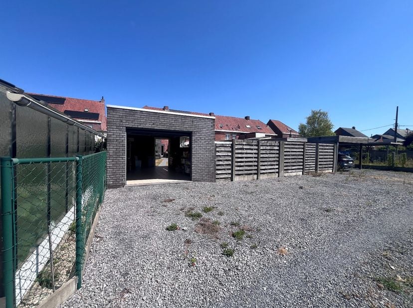 Volledig gerenoveerde ruime gezinswoning met tuin en garage met uitweg achteraan.<br />
Met 3 slaapkamers, met centrale verwarming op aardgas.<br />
A
