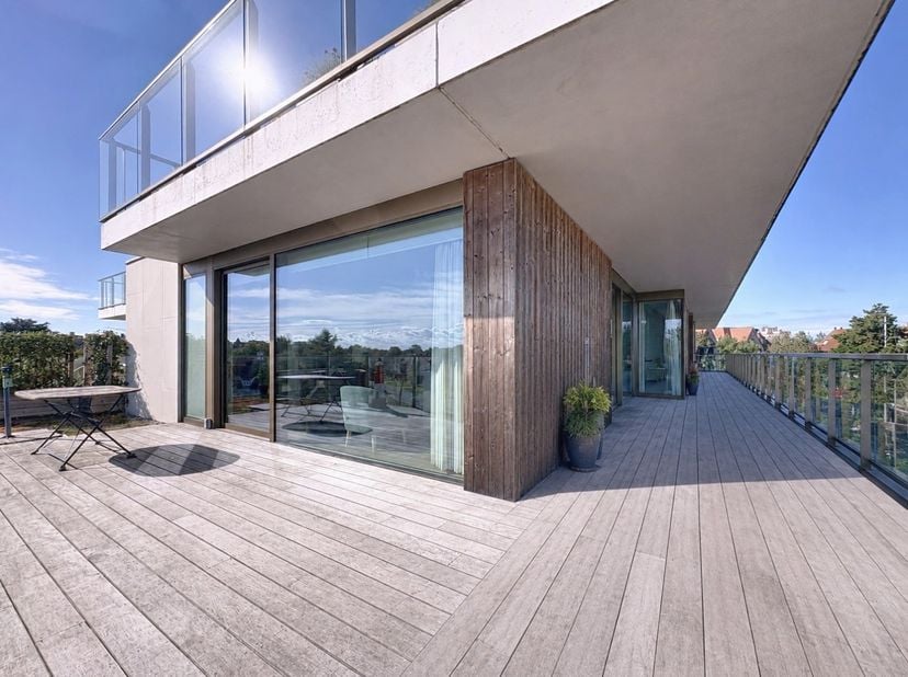 Op zoek naar comfortabel en zorgeloos wonen aan de kust? Deze moderne assistentiewoning (hoekappartement) combineert rust, luxe en een ideale ligging