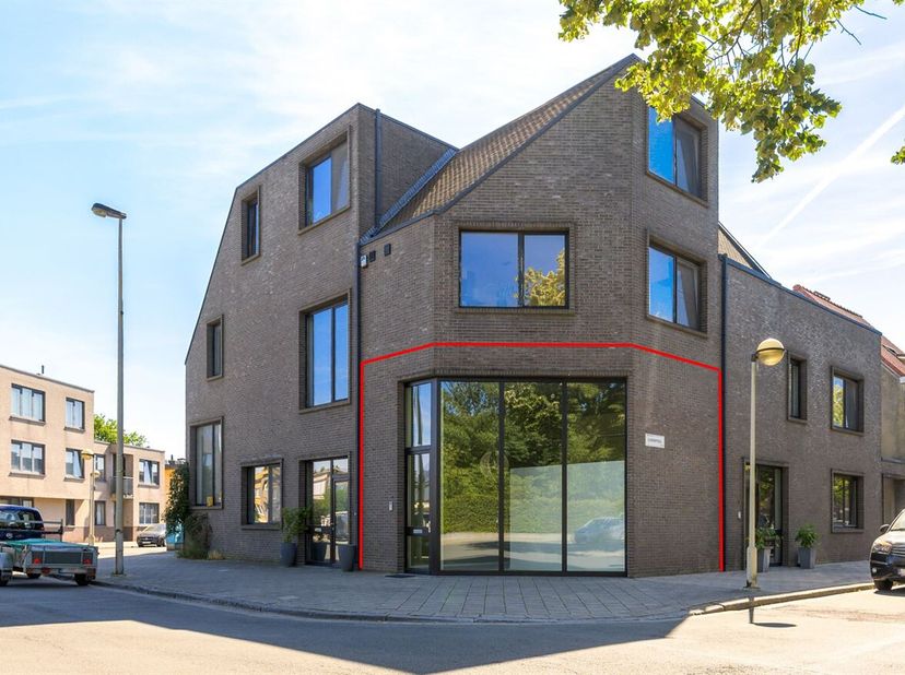 Rustig gelegen handelspand<br />
Ligging: wijk luchtbal, nabij de haven en Noorderlaan, 10 minuten van Antwerpen centrum, nabij autostrade<br />
Omsch