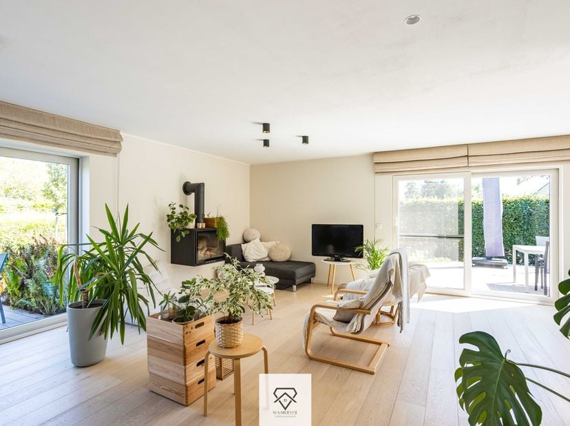 Op zoek naar een ruime woning waar comfortabel en volledig gelijkvloers wonen centraal staat? Deze vrijstaande bungalow is gelegen in een rustige woon