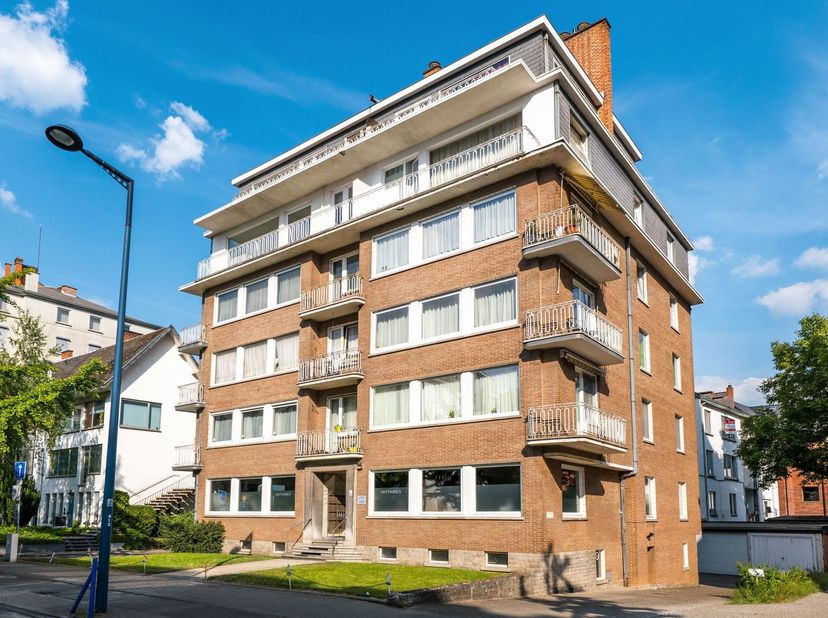 Jambes, in het hart van de stad, APPARTEMENT (3-slaapkamer+kantoor+1badkamer) gelegen op de 3e verdieping van een mooie residentie, dicht bij alle voo