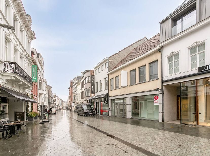 Handelspand van ca. 300 m² te huur in het hartje Kortrijk. Het pand is gelegen in de Voorstraat, de winkelstraat in Kortrijk.<br />
<br />
Het pand be