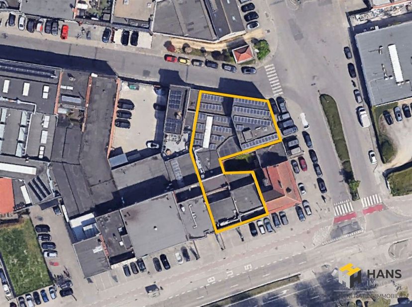 Bisschoppenhoflaan 585 - Deurne<br />
Indrukwekkend handelspand met showroom, magazijn en kantoren totaal 1065m² op commerciële topligging in Deurne<b