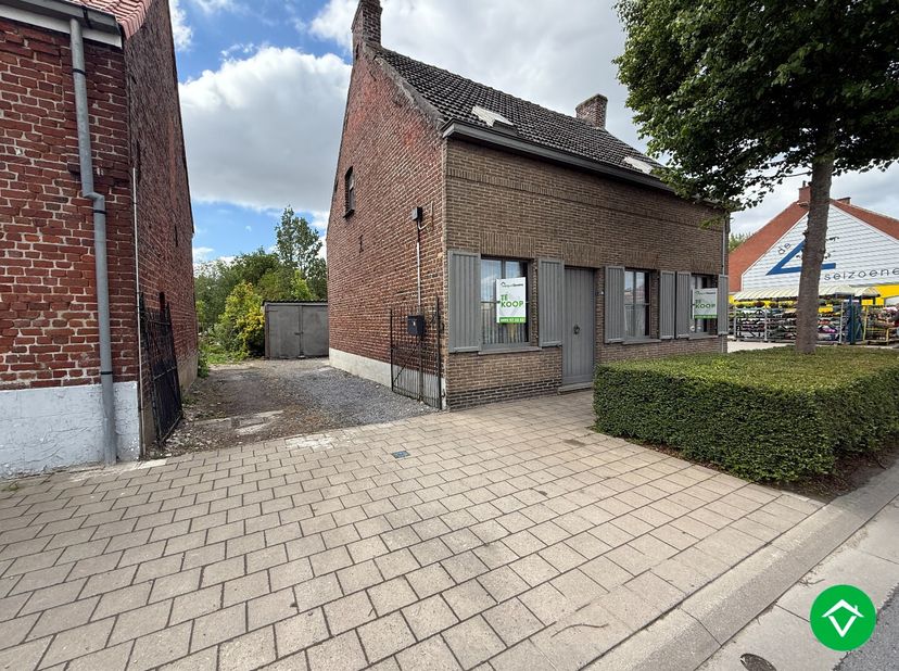 Centraal gelegen te renoveren woning in de dorpskern van Houthulst, dit kortbij alle voorzieningen: de Markt, winkels, het Vrijbos en nog veel meer...