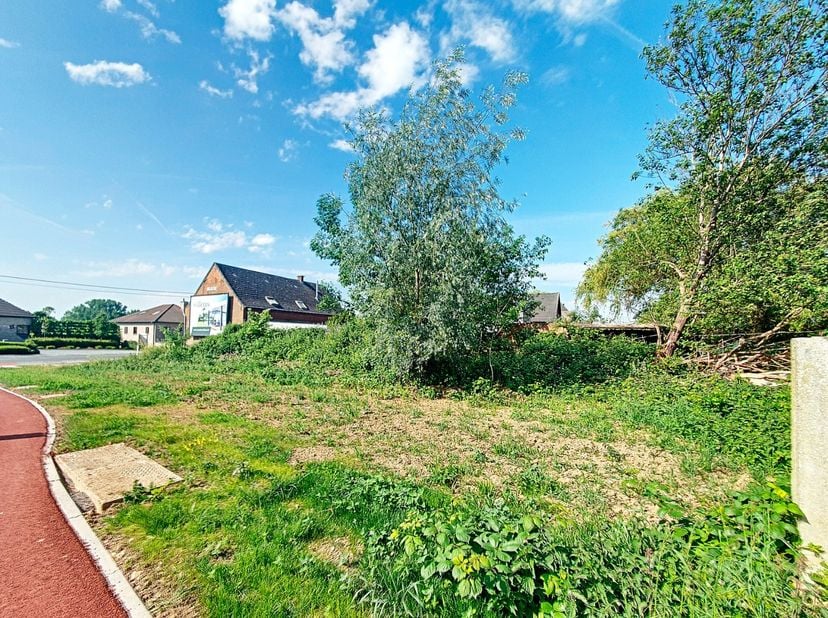 Te koop, commerciële bouwgrond met veel visibiliteit langs de N8 te Lierde<br />
<br />
Altijd gedroomd van een zaak in de VLAAMSE ARDENNEN? Grijp dez