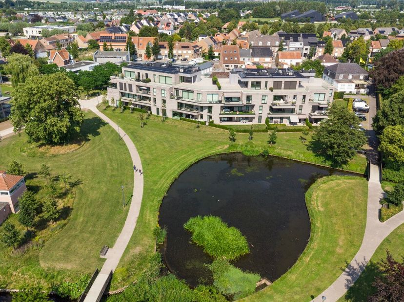 Ontdek dit exclusieve BEN-appartement in Residentie Jabit'O, een stijlvolle residentie uit 2023, gelegen in het hart van Jabbeke. Hier woont u op wand
