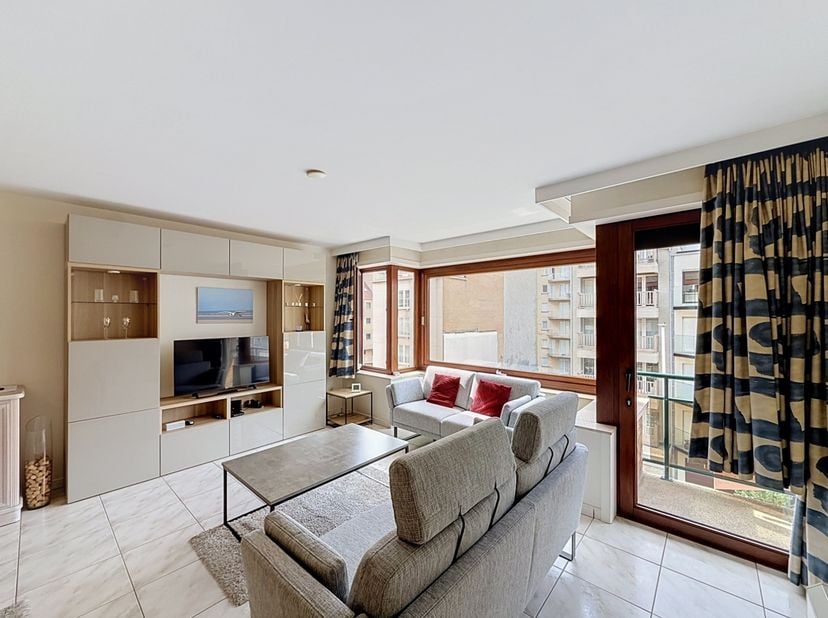 Dit verzorgd en instapklaar appartement geniet van een uitstekende ligging in de winkelstraat van Nieuwpoort-Bad, op slechts enkele stappen van het st
