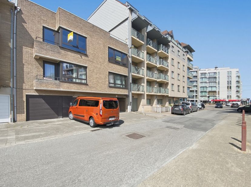 Ontdek dit prachtig gelegen 2-slaapkamerappartement te Koksijde Sint-Idesbald. Gelegen op de 2e verdieping van de kleinschalige residentie Myriam, op